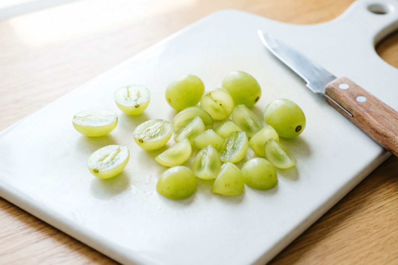 Grape preparation steps for hamsters: washing, cutting, and serving